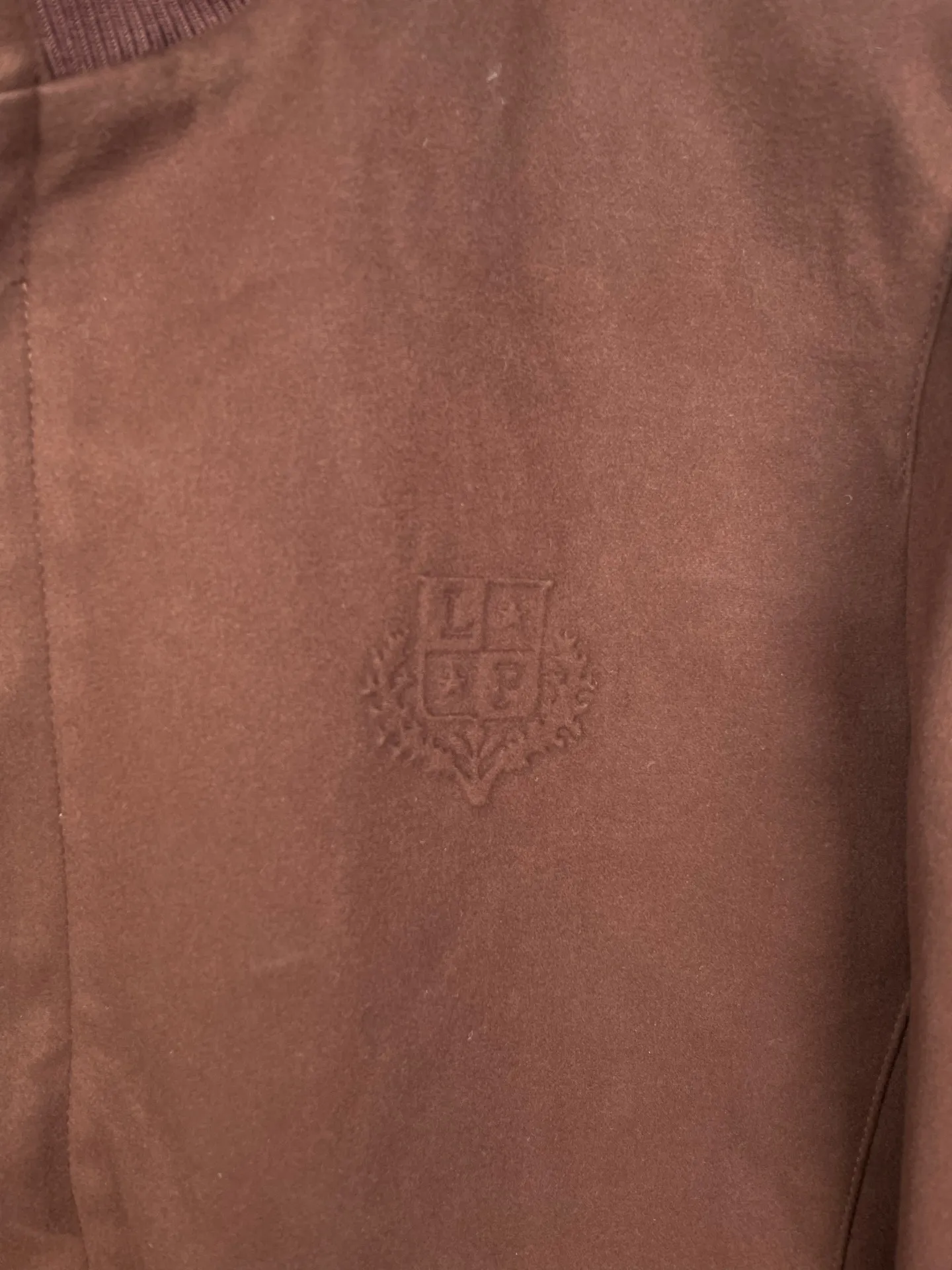 ! (Special version shipped next day) ❗️❗️❗️ LP LORO PIANA #6079 stand collar flocked work jacket The brand's exclusive ultra-fine velvety blended fabric is selected, with a fine suede matte matte texture. The fabric has been stain-resistant and pre-shrunk, and feels soft and not stiff. The high-density weave takes into account both stiff muscles and breathable properties. The dark and light color system has one coloring standard, no color difference or whitening defects. It is suitable for both spring and autumn single wear and winter inner wear, taking into account the casual and relaxed feeling and light luxury texture‼ ️ Customized metal double-headed zipper on the placket, with double-layer overlocking of the same fabric as the zipper, which can be opened and closed repeatedly without blocking the fabric; double-flap patch pockets on the chest, with built-in embossed LP shield-shaped wheat ears logo embossed on the bag flap, and the three-dimensional embossing is evenly deep and does not collapse; the cuffs are engraved with bright Lp Silver round metal buckle, buttonholes are reinforced with double-layer overlocking, and the brand's handwritten logo is finely embroidered on the hem of the cuffs. The lines are delicate and not off-line. The hidden pockets on both sides are fully closed, and the bag mouth is densely reinforced with no exposed hard seams to rub against the skin. ◽The entire body is precision overlocked and stitched throughout the entire body🔍 The shoulder seams, side seams, armholes, hems, and bag flap edges are all reinforced with double-strand stitching Lapel suede-feel work jacket, ultra-fine suede blended fabric + bag flap embossed embossing + cuff precision embroidery triple process makes the production more difficult. The cutting loss of suede fabric is much higher than that of ordinary woven fabrics. Six-color batch color control quality inspection, double routing inside and outside, and multiple inspections of hardware embroidery , if the imprint is blurred, the embroidery is skipped or the cut pieces are misplaced, the whole piece is scrapped. It is an intuitive reflection of the hard-core quality of Italian light luxury commuter jackets. Men who prefer soft matte textures and low-key simple outfits can distinguish the huge gap between ordinary work jackets at a glance. Color: Wine Red, Apricot Black Gray Size: 48 50 52 54 56